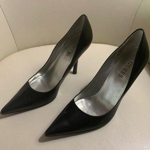 Guess pumps